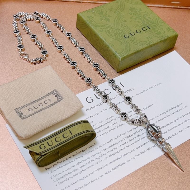 G*u*i necklaces